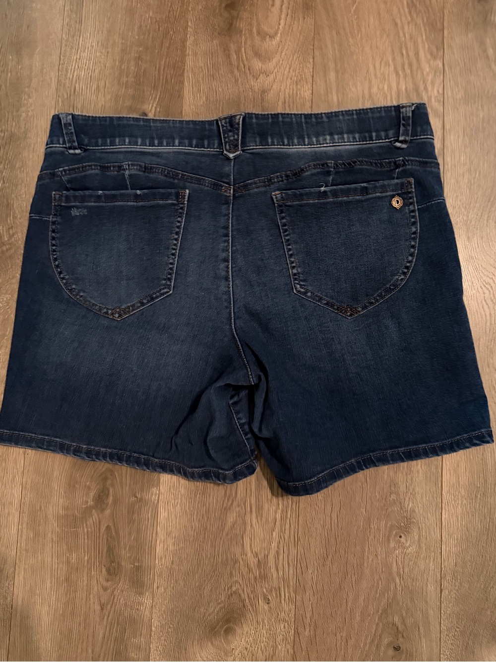 Democracy Absolution Denim Shorts Women’s Size 14 Dark Wash Stretch Mid Rise - Picture 2 of 8